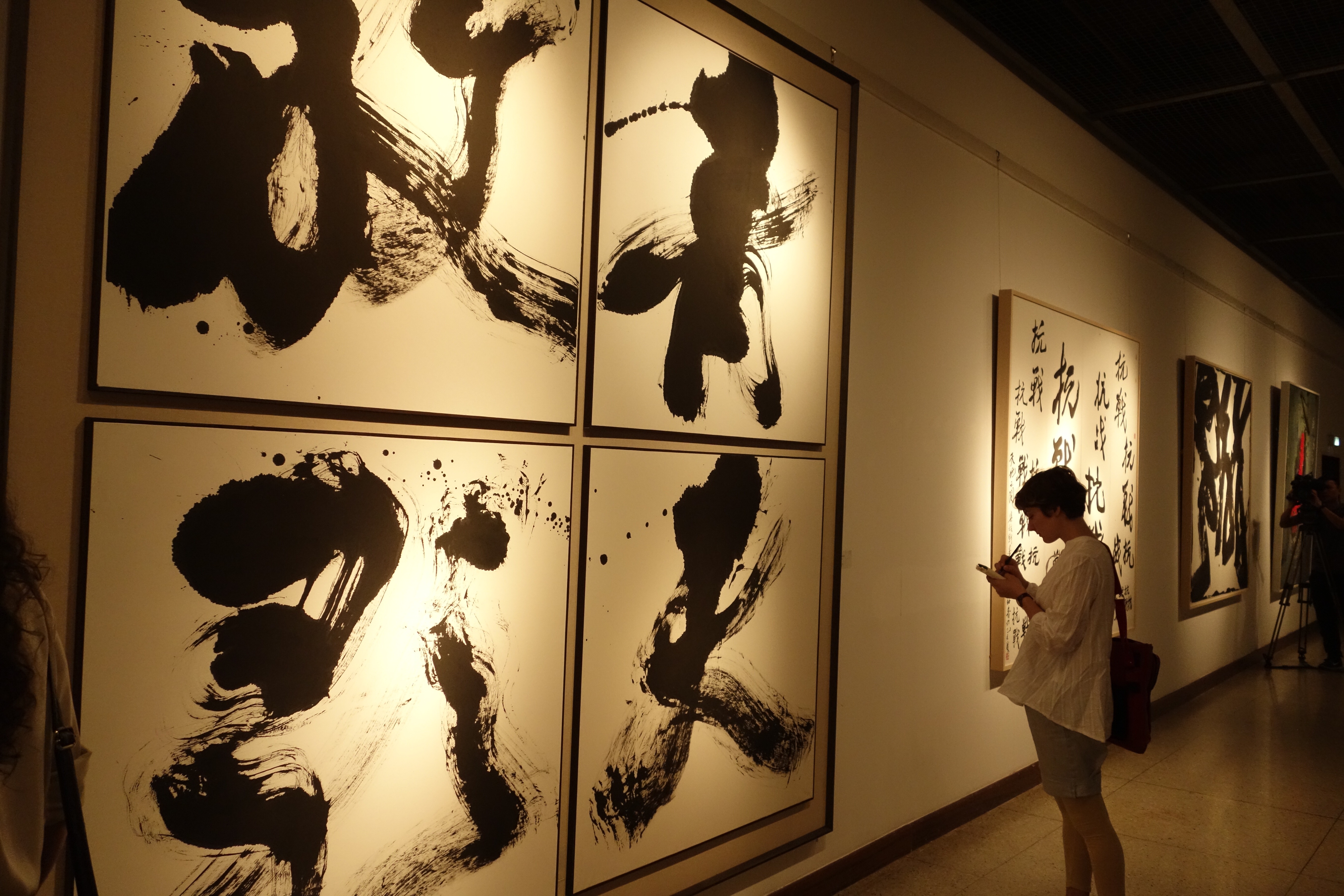 《青天放歌》（纸本水墨书法 200 x 200 cm ）第三届《杭州国际现代书法艺术展》0638太阳集团美术馆展出现场 2015年 